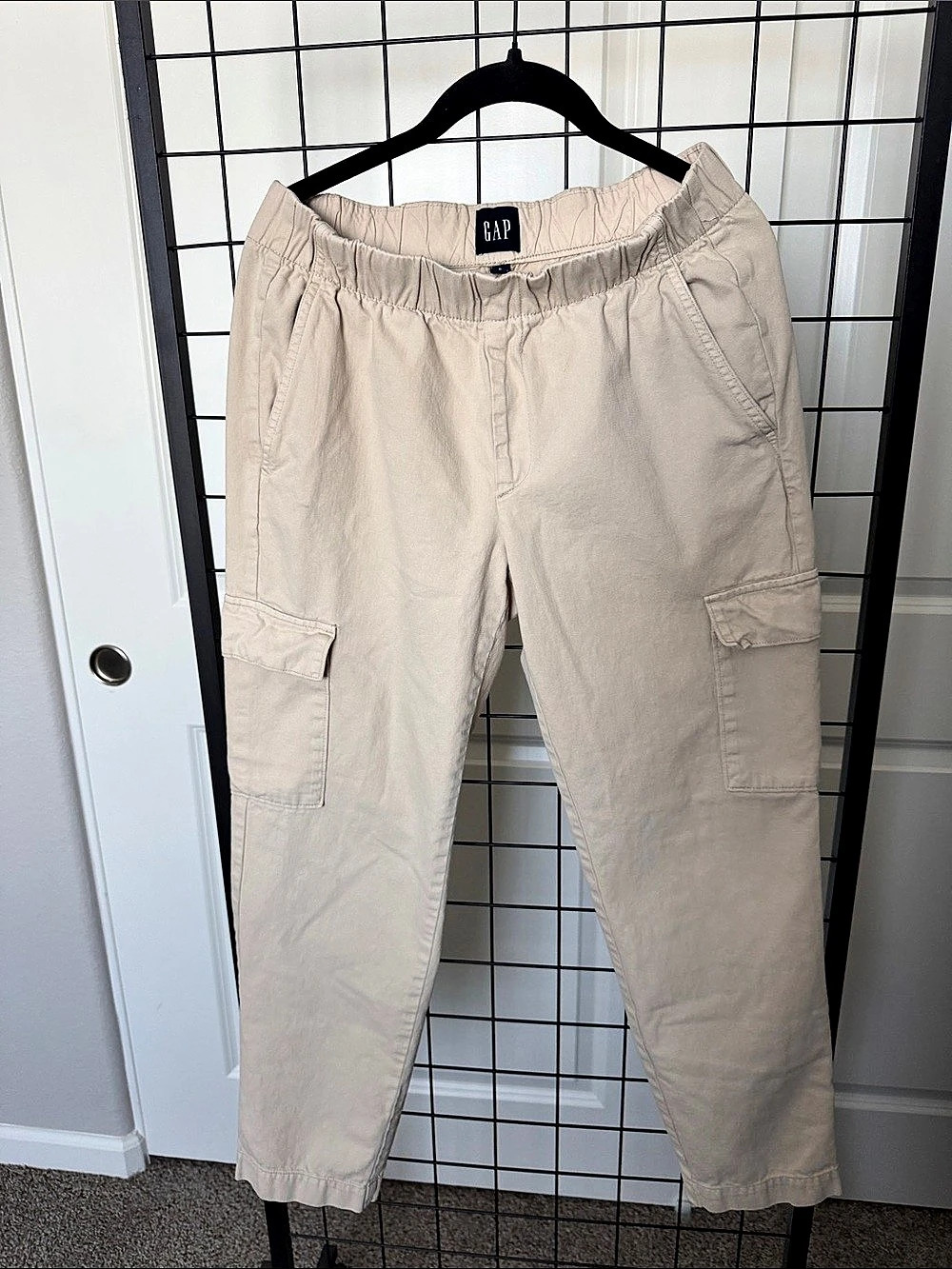Gap Cargo Pants in Beige Size Small